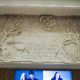 Il legame tra Bari e il suo Patrono lo ritroviamo ancora nella facciata della Basilica eretta a gloria del santo, la cui struttura � chiaramente riconoscibile nel bassorilievo, al pari di altre architetture cittadine, prima fra tutte il Palazzo del Sedile, che si individua facilmente all�interno di una veduta di Bari, posta dall�artista salentino al centro del lavoro